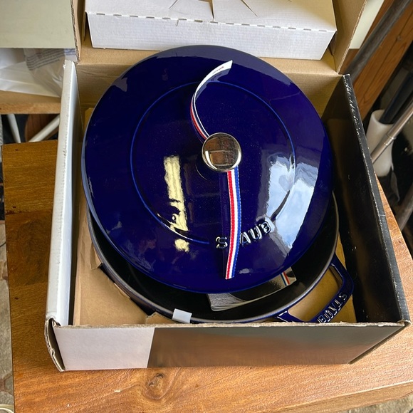 Staub essential French round 3.75QT Blue NEW - Picture 1 of 3